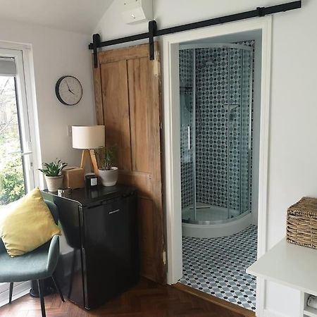 Stylish Apartment In Horsham With Parking And Own Entrance Екстер'єр фото