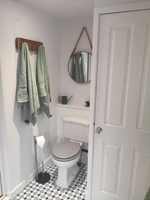 Stylish Apartment In Horsham With Parking And Own Entrance Екстер'єр фото