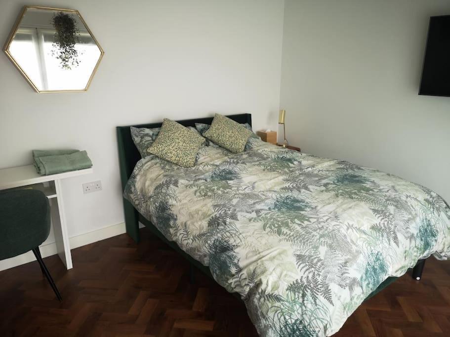Stylish Apartment In Horsham With Parking And Own Entrance Екстер'єр фото