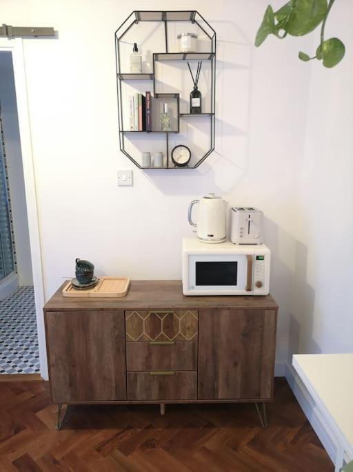 Stylish Apartment In Horsham With Parking And Own Entrance Екстер'єр фото