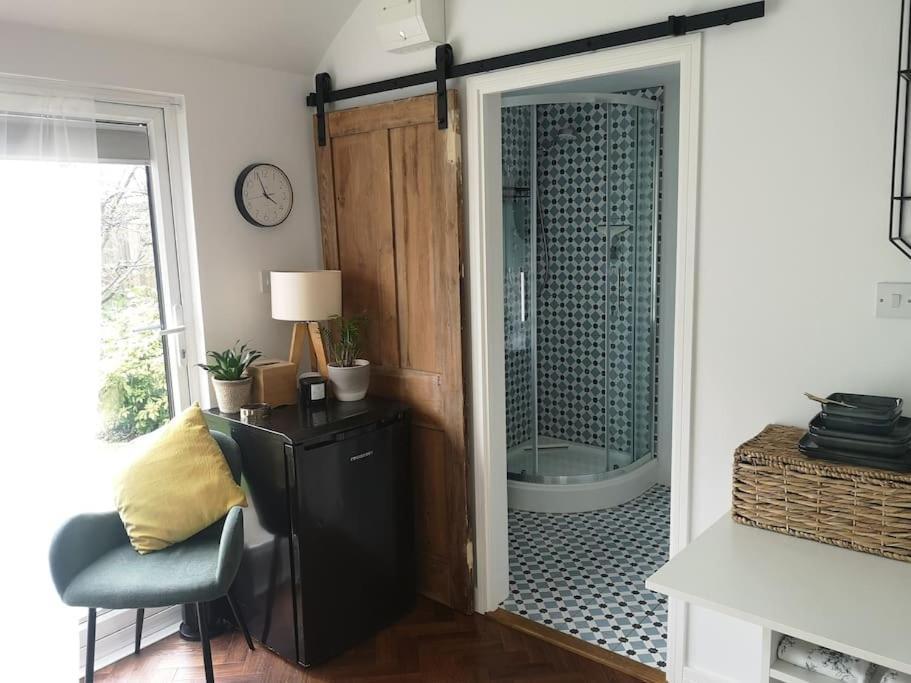 Stylish Apartment In Horsham With Parking And Own Entrance Екстер'єр фото