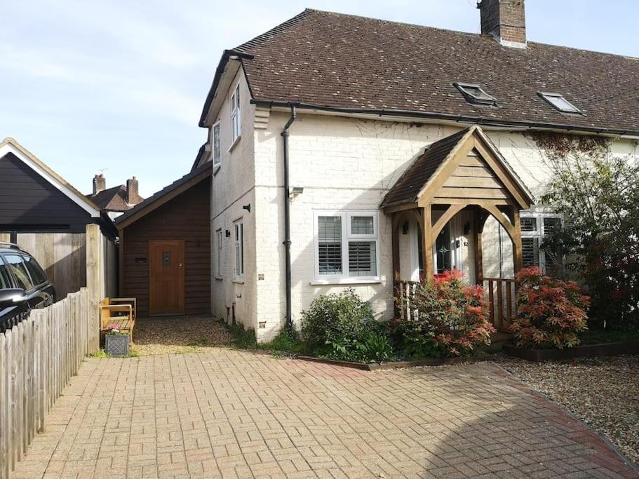 Stylish Apartment In Horsham With Parking And Own Entrance Екстер'єр фото