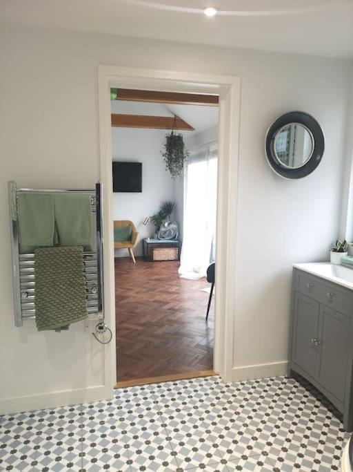 Stylish Apartment In Horsham With Parking And Own Entrance Екстер'єр фото
